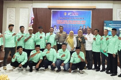Pengurus SMSI Kabupaten Wajo periode 2025–2028 berpose usai dilantik di Convention Center Sallo Hotel Sengkang, Rabu (19/11/2025).