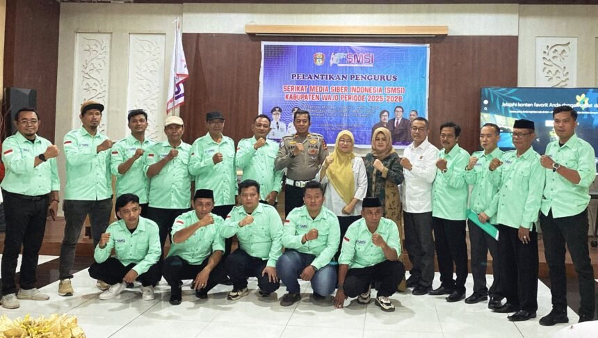 Pengurus SMSI Kabupaten Wajo periode 2025–2028 berpose usai dilantik di Convention Center Sallo Hotel Sengkang, Rabu (19/11/2025).