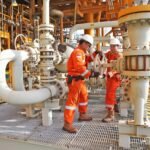 Pekerja migas memeriksa jaringan pipa dan katup instalasi gas dalam tahap persiapan operasional proyek Dumai–Sei Mangkei.