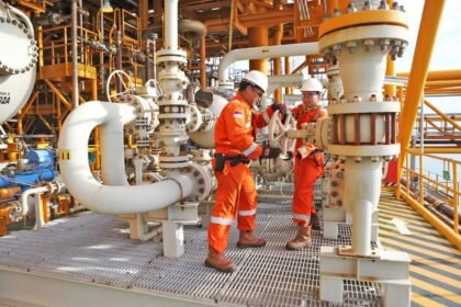 Pekerja migas memeriksa jaringan pipa dan katup instalasi gas dalam tahap persiapan operasional proyek Dumai–Sei Mangkei.