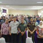 Para peserta dan pejabat terkait berfoto bersama dalam pembukaan Pelatihan Pengurus Koperasi Merah Putih Kabupaten Enrekang 2025.