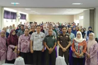 Para peserta dan pejabat terkait berfoto bersama dalam pembukaan Pelatihan Pengurus Koperasi Merah Putih Kabupaten Enrekang 2025.