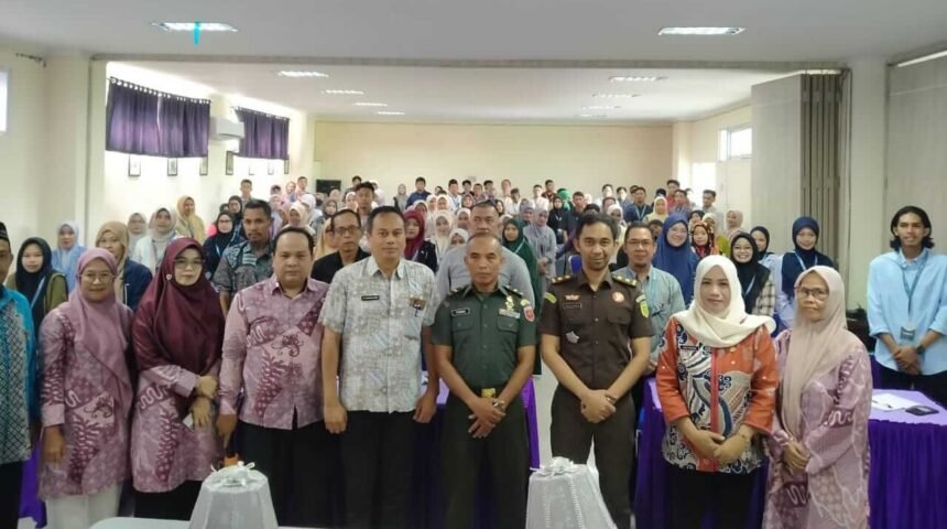 Para peserta dan pejabat terkait berfoto bersama dalam pembukaan Pelatihan Pengurus Koperasi Merah Putih Kabupaten Enrekang 2025.