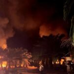Sebuah bangunan di area PT Barapala terbakar hebat saat bentrokan antara warga dan sekuriti, (18/11/2025).