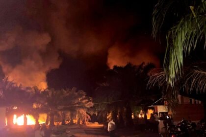 Sebuah bangunan di area PT Barapala terbakar hebat saat bentrokan antara warga dan sekuriti, (18/11/2025).