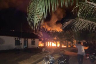 Mess dan fasilitas perkebunan PT Barapala terbakar saat kericuhan pecah dini hari, 18 November 2025.