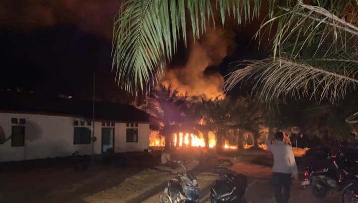 Mess dan fasilitas perkebunan PT Barapala terbakar saat kericuhan pecah dini hari, 18 November 2025.