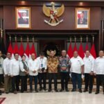 Menko Polkam bersama jajaran pengurus Persatuan Wartawan Indonesia (PWI) Pusat di Kantor Kemenko Polkam, Jakarta Pusat, Jumat (21/11/2025).