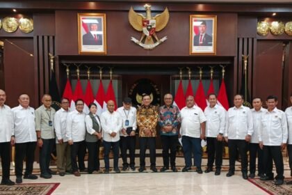 Menko Polkam bersama jajaran pengurus Persatuan Wartawan Indonesia (PWI) Pusat di Kantor Kemenko Polkam, Jakarta Pusat, Jumat (21/11/2025).