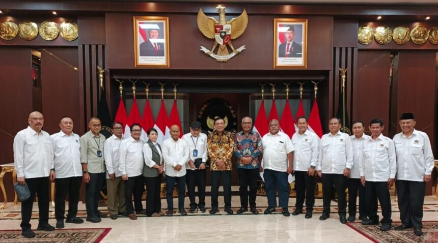 Menko Polkam bersama jajaran pengurus Persatuan Wartawan Indonesia (PWI) Pusat di Kantor Kemenko Polkam, Jakarta Pusat, Jumat (21/11/2025).