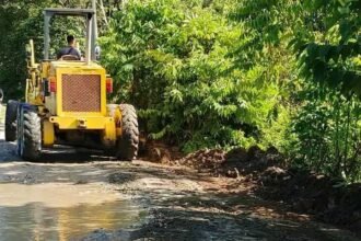 Dokumentasi perbaikan jalan pakai dana swadaya masyarakat dengan tenaga masyarakat, (22/11/2025).