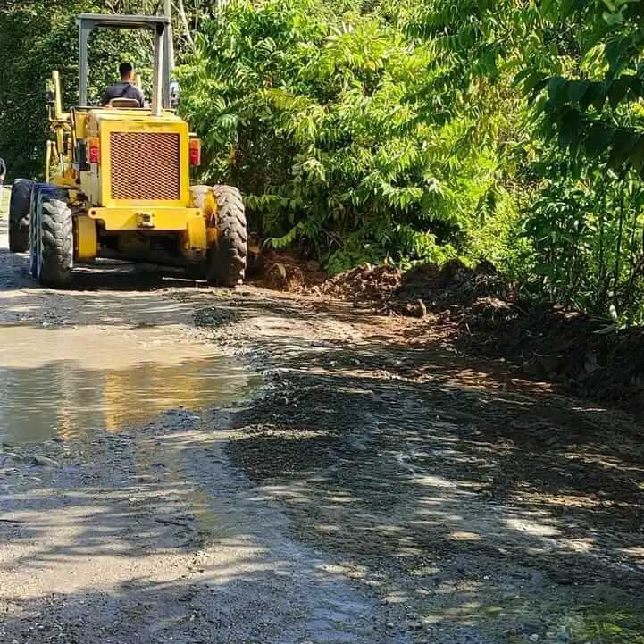 Dokumentasi perbaikan jalan pakai dana swadaya masyarakat dengan tenaga masyarakat, (22/11/2025).