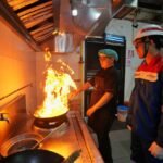 Api stabil, kualitas terjaga — koki Raindear Coffee menunjukkan proses memasak didampingi petugas PGN.