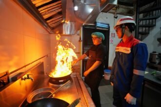 Api stabil, kualitas terjaga — koki Raindear Coffee menunjukkan proses memasak didampingi petugas PGN.