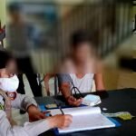 Syahruddin diperiksa oleh tim medis Polsek setelah mengalami pembengkakan pada bagian kakinya, Senin (25/11/2025) pukul 11.30 WITA.