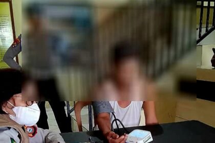 Syahruddin diperiksa oleh tim medis Polsek setelah mengalami pembengkakan pada bagian kakinya, Senin (25/11/2025) pukul 11.30 WITA.