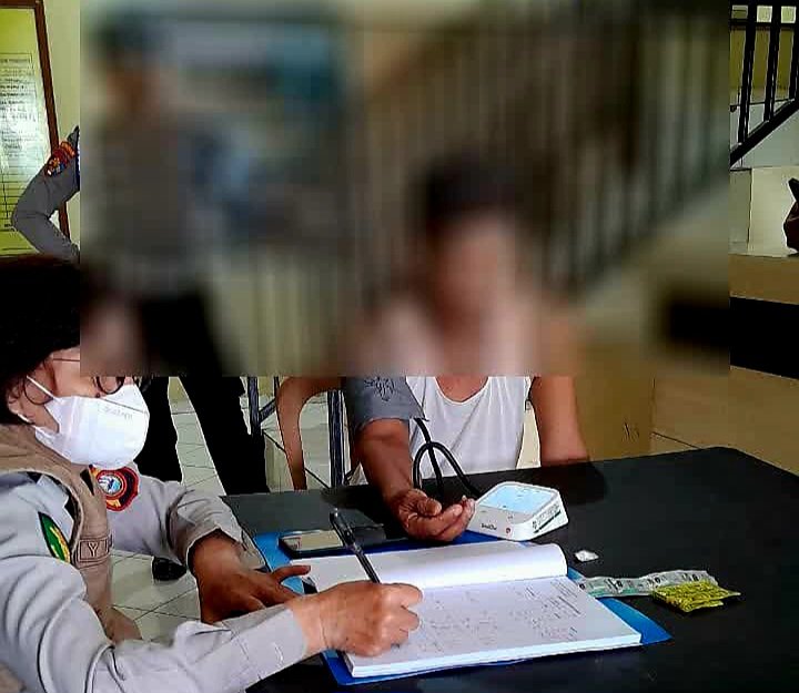 Syahruddin diperiksa oleh tim medis Polsek setelah mengalami pembengkakan pada bagian kakinya, Senin (25/11/2025) pukul 11.30 WITA.