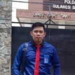 Caption: Kuasa Hukum A. Rahman Mannarai saat berada di depan Gedung Polda Sulawesi Selatan.