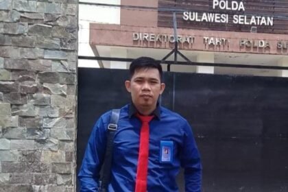 Caption: Kuasa Hukum A. Rahman Mannarai saat berada di depan Gedung Polda Sulawesi Selatan.