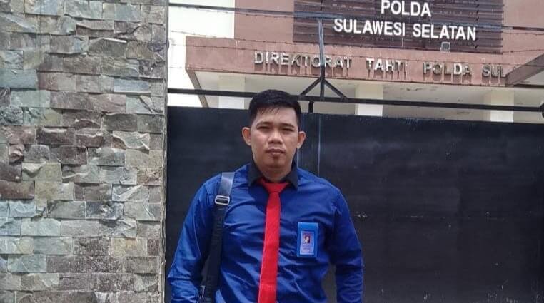 Caption: Kuasa Hukum A. Rahman Mannarai saat berada di depan Gedung Polda Sulawesi Selatan.