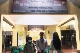 Kuasa hukum bersama saksi tampak hadir di Polsek Galesong Utara untuk memenuhi panggilan penyidik terkait kasus penganiayaan Syahruddin Dg. Sitaba, (26/11/2025).