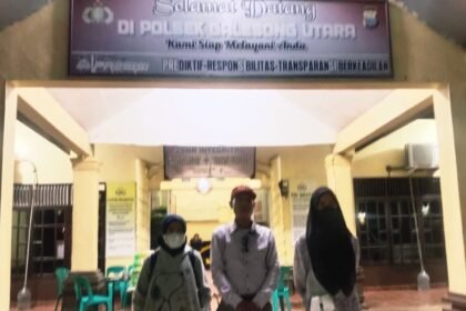 Kuasa hukum bersama saksi tampak hadir di Polsek Galesong Utara untuk memenuhi panggilan penyidik terkait kasus penganiayaan Syahruddin Dg. Sitaba, (26/11/2025).