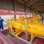 Surabaya, 27 November 2025 — Offtake Tandes milik PGN menjadi infrastruktur kunci penyaluran gas bumi ke lebih dari 59 ribu rumah tangga dan 255 industri di Surabaya. Fasilitas ini memproses sekitar 10 MMSCFD gas per hari, lengkap dengan sistem pengukuran akurat, filtrasi kondensat, serta fitur keamanan berstandar internasional. PGN SOR III terus memperluas jaringan distribusi yang kini mencapai 6.807 km dengan total pelanggan 207.292. (Dok. PGN/HO/MP)