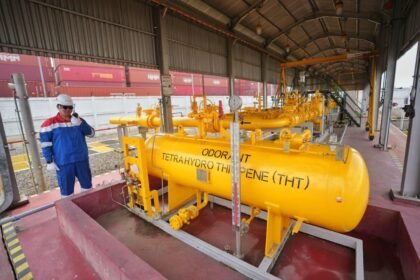 Surabaya, 27 November 2025 — Offtake Tandes milik PGN menjadi infrastruktur kunci penyaluran gas bumi ke lebih dari 59 ribu rumah tangga dan 255 industri di Surabaya. Fasilitas ini memproses sekitar 10 MMSCFD gas per hari, lengkap dengan sistem pengukuran akurat, filtrasi kondensat, serta fitur keamanan berstandar internasional. PGN SOR III terus memperluas jaringan distribusi yang kini mencapai 6.807 km dengan total pelanggan 207.292. (Dok. PGN/HO/MP)