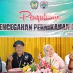 Para pemateri dan pendamping desa berpose bersama dalam kegiatan penyuluhan pencegahan pernikahan dini di Desa Pabundukan, Gowa.