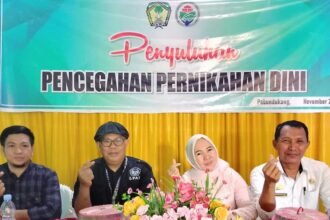 Para pemateri dan pendamping desa berpose bersama dalam kegiatan penyuluhan pencegahan pernikahan dini di Desa Pabundukan, Gowa.