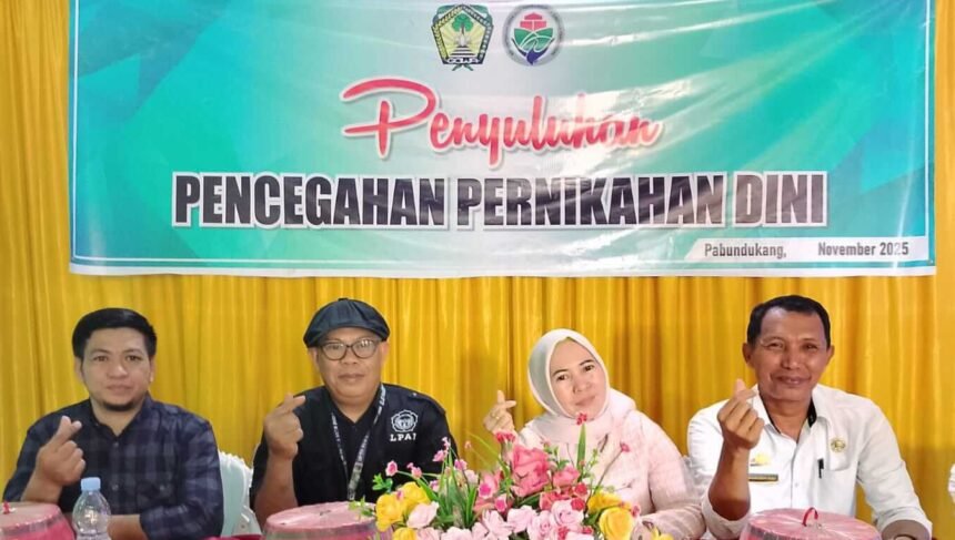 Para pemateri dan pendamping desa berpose bersama dalam kegiatan penyuluhan pencegahan pernikahan dini di Desa Pabundukan, Gowa.