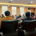 Penulis (kanan berjas hitam) telah memberikan rekomendasi ke Komisi Percepatan Reformasi Polri.