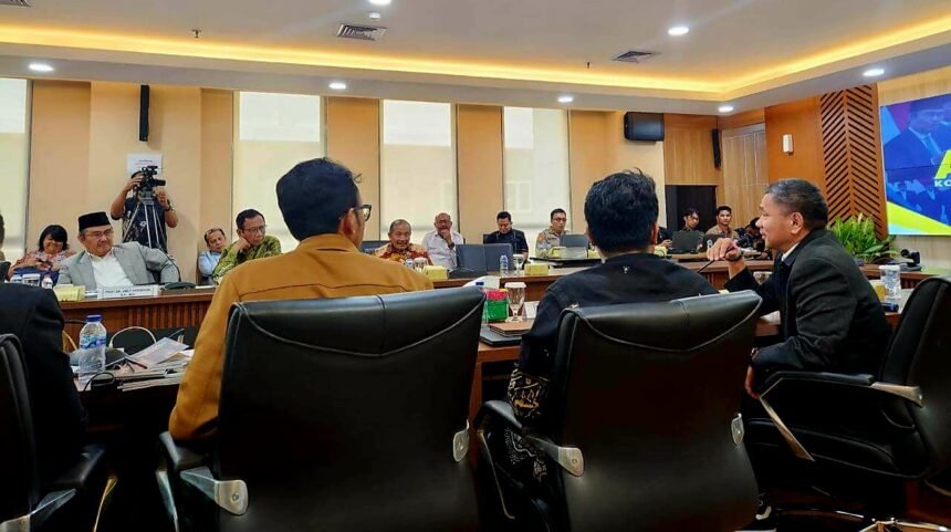 Penulis (kanan berjas hitam) telah memberikan rekomendasi ke Komisi Percepatan Reformasi Polri.