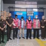 Para tersangka kasus dugaan korupsi dana ZIS Baznas Enrekang digelandang ke Rutan Kelas IIB Enrekang usai penetapan status tersangka oleh Kejari Enrekang.