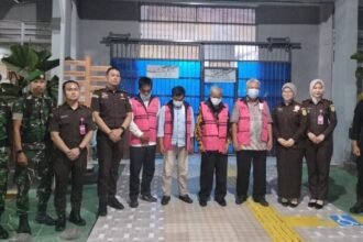 Para tersangka kasus dugaan korupsi dana ZIS Baznas Enrekang digelandang ke Rutan Kelas IIB Enrekang usai penetapan status tersangka oleh Kejari Enrekang.