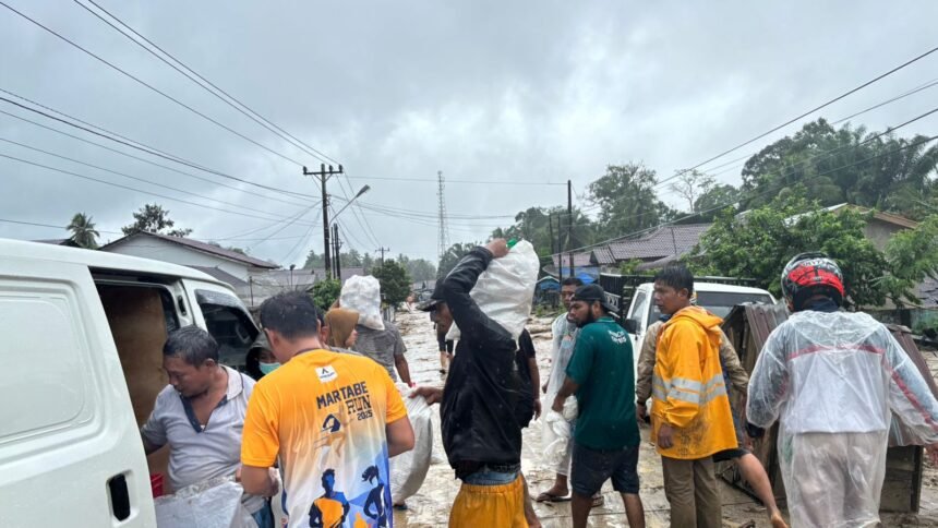 Badan Gizi Nasional (BGN) melalui dua Satuan Pelayanan Pemenuhan Gizi (SPPG) di Tapanuli Selatan menyalurkan 1.591 paket Makanan Bergizi (MBG) kepada korban banjir, (26/11/2025). (Dok. BGN/HO/MP)