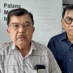 Ketua Umum PMI Jusuf Kalla bersama jajaran PMI menyampaikan kesiapan pengiriman bantuan bagi korban banjir di Aceh, Sumut, dan Sumbar.