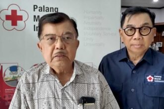 Ketua Umum PMI Jusuf Kalla bersama jajaran PMI menyampaikan kesiapan pengiriman bantuan bagi korban banjir di Aceh, Sumut, dan Sumbar.