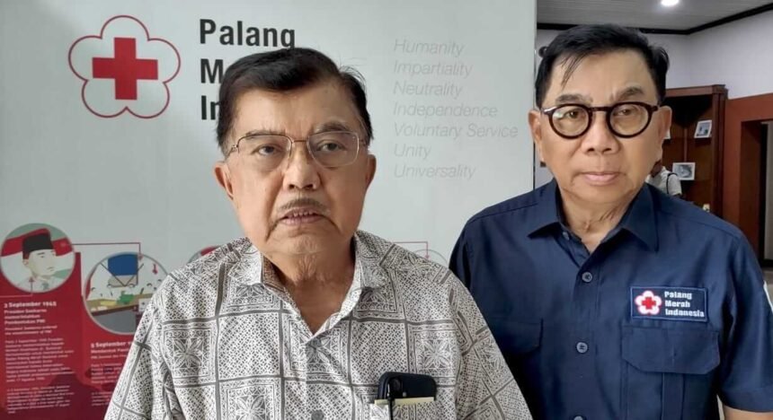 Ketua Umum PMI Jusuf Kalla bersama jajaran PMI menyampaikan kesiapan pengiriman bantuan bagi korban banjir di Aceh, Sumut, dan Sumbar.