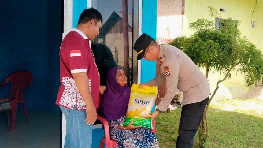 Polsek Namlea bagi beras untuk para janda dan lansia di Desa Waemiting, Kecamatan Liliyali, Jumat (28/11/2025).