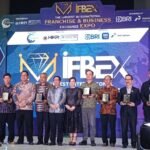 Para tokoh pemerintah, asosiasi, dan pelaku usaha berfoto bersama saat pembukaan IFBEX 2025 di Surabaya.