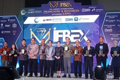 Para tokoh pemerintah, asosiasi, dan pelaku usaha berfoto bersama saat pembukaan IFBEX 2025 di Surabaya.