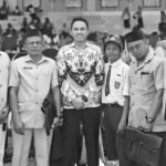 Guru-guru berkostum tempo dulu berpose bersama di tengah kemeriahan pawai Hari Guru Nasional 2025 di Enrekang.