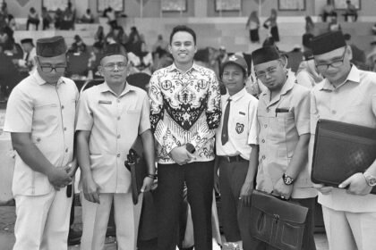 Guru-guru berkostum tempo dulu berpose bersama di tengah kemeriahan pawai Hari Guru Nasional 2025 di Enrekang.