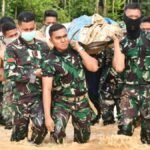 Satgas Kodam I/BB evakuasi jenazah korban banjir di Aek Nadol, Sabtu (29/11/2025).