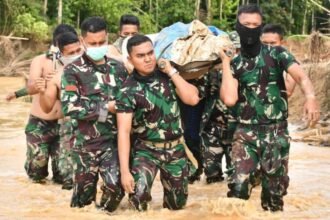 Satgas Kodam I/BB evakuasi jenazah korban banjir di Aek Nadol, Sabtu (29/11/2025).