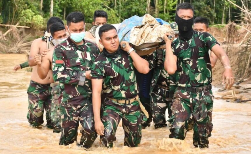 Satgas Kodam I/BB evakuasi jenazah korban banjir di Aek Nadol, Sabtu (29/11/2025).