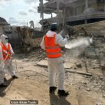 Tim lapangan dari kebersihan dan kesehatan lingkungan gencar basmi sarang nyamuk di Khan Yunis.