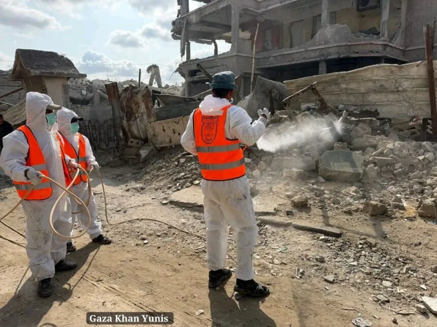 Tim lapangan dari kebersihan dan kesehatan lingkungan gencar basmi sarang nyamuk di Khan Yunis.