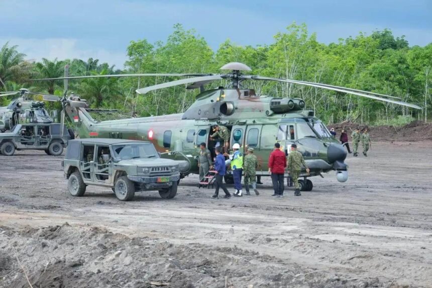 Tim Kementerian Pertahanan dan Satgas PKH tiba dengan helikopter TNI AU untuk meninjau langsung penertiban tambang timah ilegal di Dusun Nadi, Bangka Tengah, (19/11/2025).